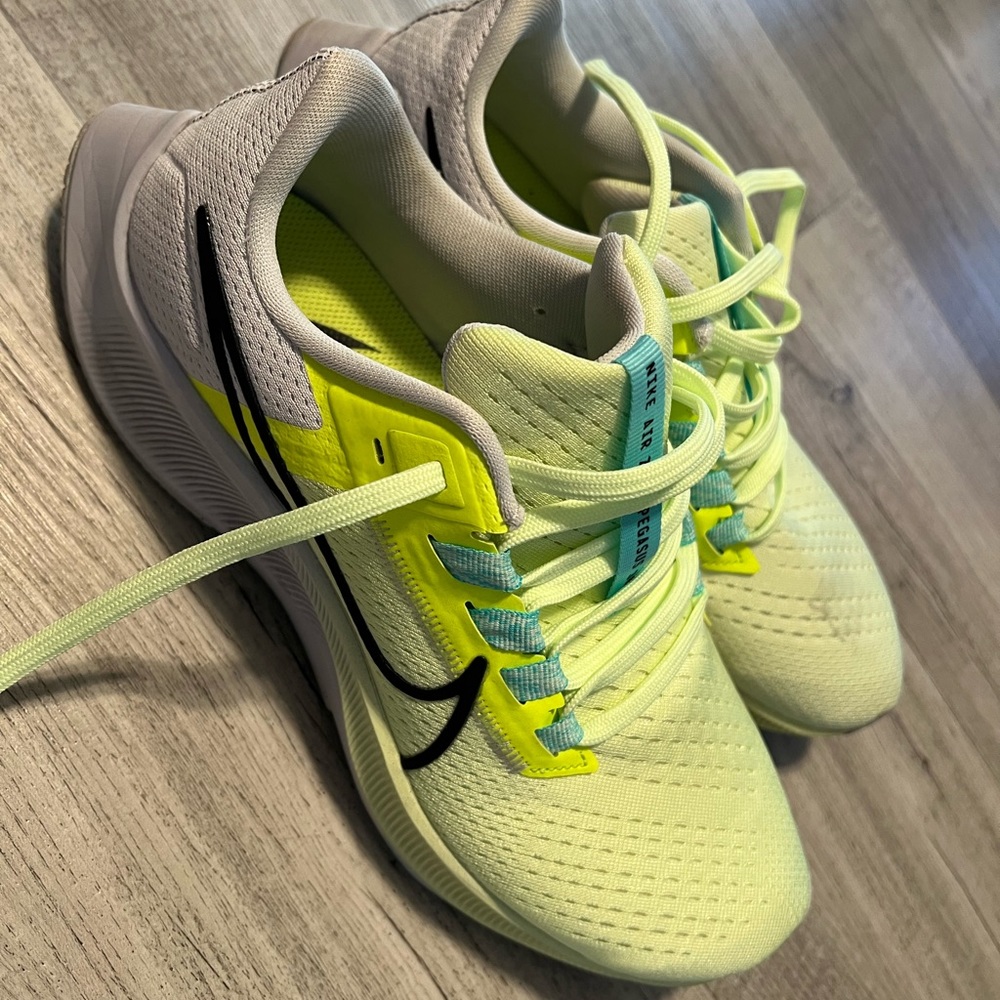 Nike Air Tennis Shoes